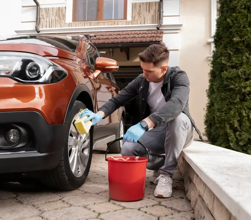 Lavage auto à domicile Cabrerets : professionnel intervenant sur un véhicule